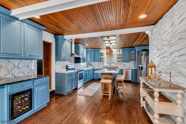 301 Lakeside Blvd, Hopatcong Boro, NJ 07843