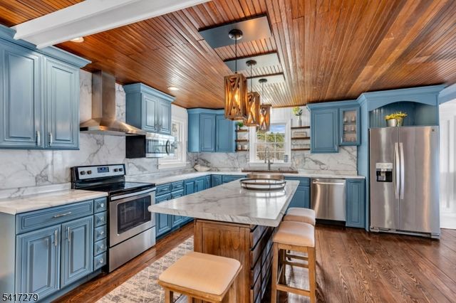 301 Lakeside Blvd, Hopatcong Boro, NJ 07843