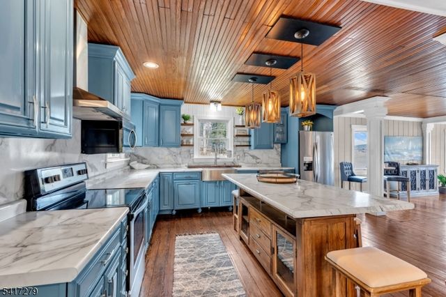 301 Lakeside Blvd, Hopatcong Boro, NJ 07843