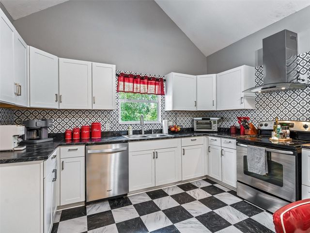 511 E MIRROR LAKE DRIVE, Fruitland Park, FL 34731