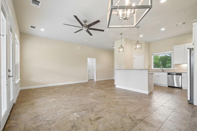 6 Round Bluff CIR, Wimberley, TX 78676