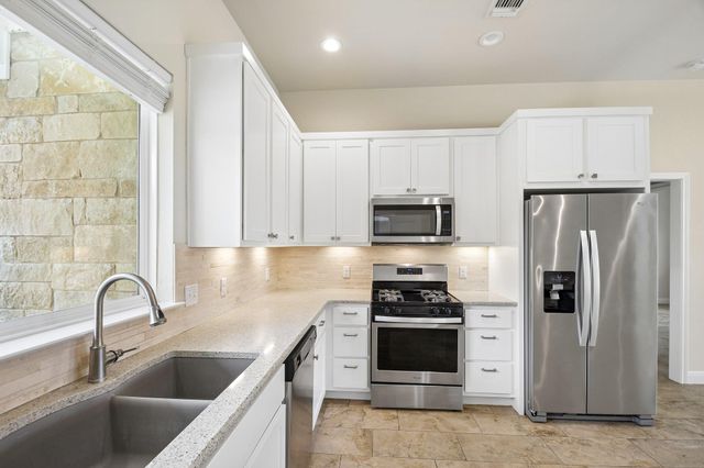 6 Round Bluff CIR, Wimberley, TX 78676