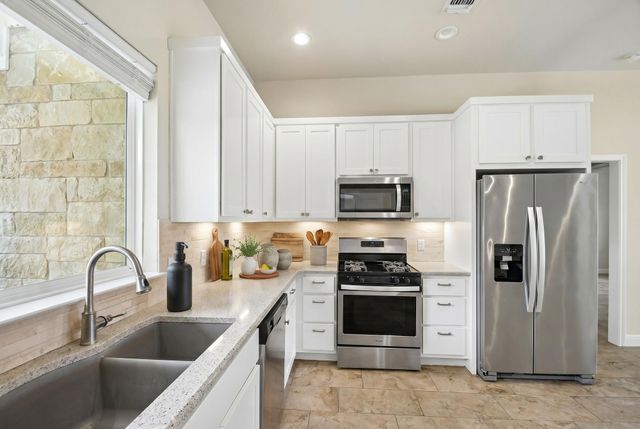 6 Round Bluff CIR, Wimberley, TX 78676
