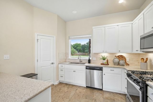 6 Round Bluff CIR, Wimberley, TX 78676