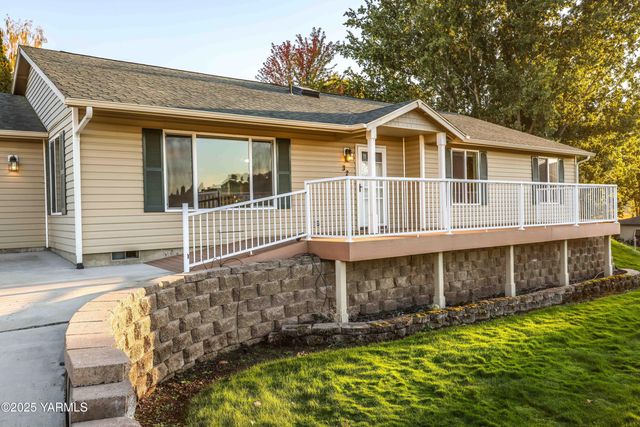 320 Westridge Rd, Selah, WA 98942