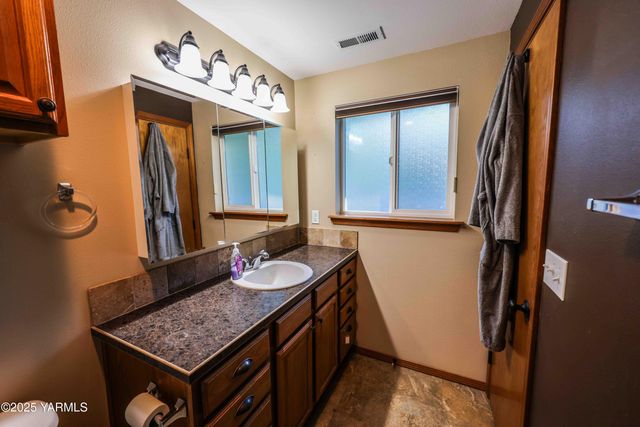 320 Westridge Rd, Selah, WA 98942