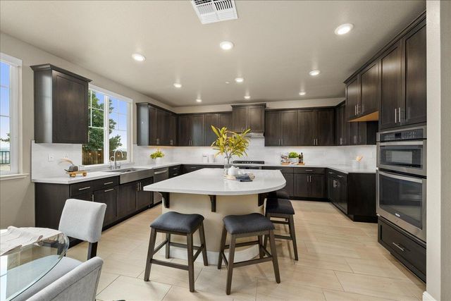 3145 Demartini Dr, Roseville, CA 95661