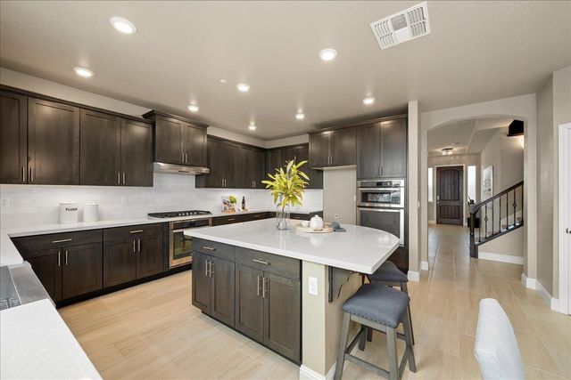 3145 Demartini Dr, Roseville, CA 95661