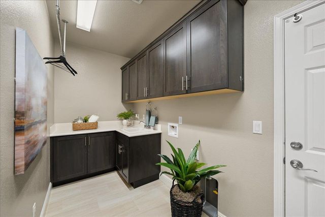 3145 Demartini Dr, Roseville, CA 95661