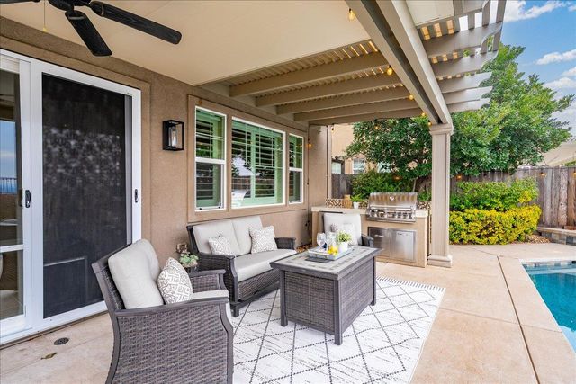 3145 Demartini Dr, Roseville, CA 95661