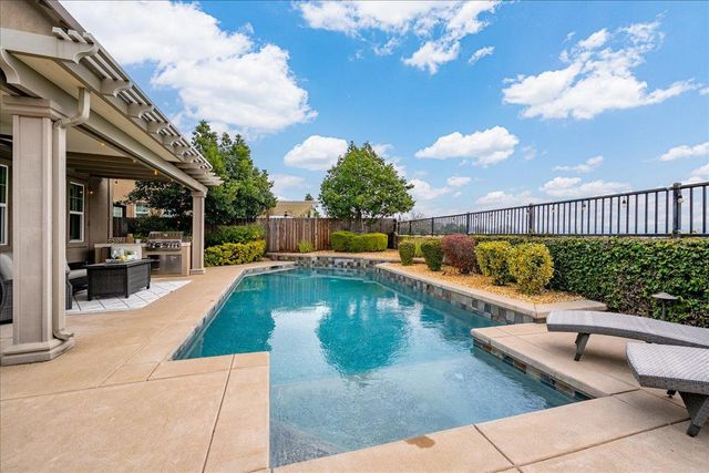 3145 Demartini Dr, Roseville, CA 95661