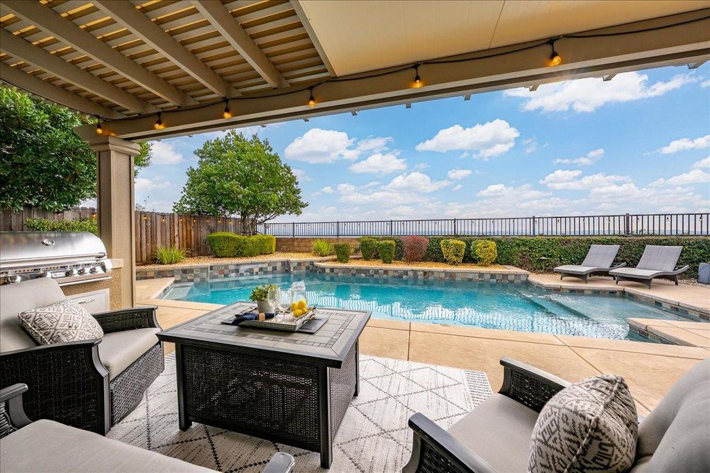 3145 Demartini Dr, Roseville, CA 95661