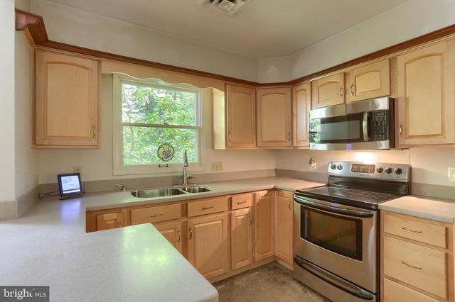 36 BROWNSTONE DR, Hershey, PA 17033