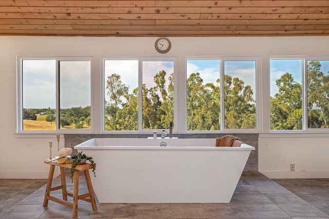 2495 Meadow Creek Rd, Lincoln, CA 95648