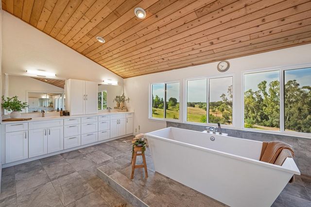 2495 Meadow Creek Rd, Lincoln, CA 95648