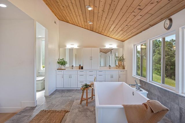2495 Meadow Creek Rd, Lincoln, CA 95648