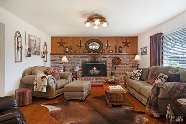 23180 Maffei Rd, Sonoma, CA 95476