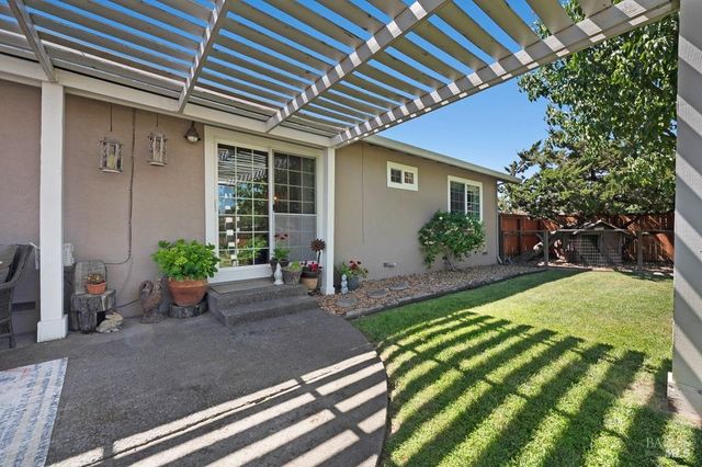 23180 Maffei Rd, Sonoma, CA 95476