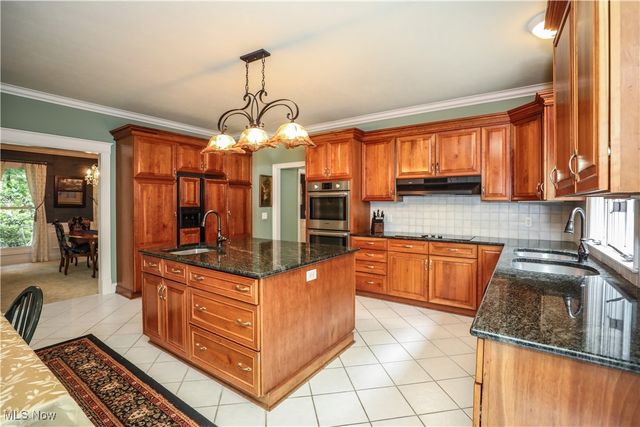 831 Meadowbrook Drive, Aurora, OH 44202