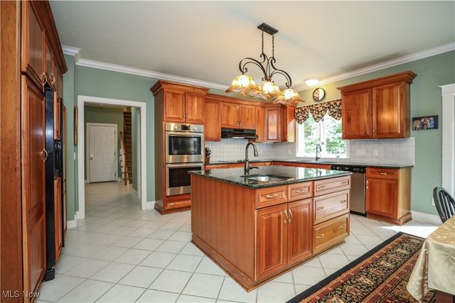 831 Meadowbrook Drive, Aurora, OH 44202