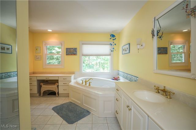 831 Meadowbrook Drive, Aurora, OH 44202