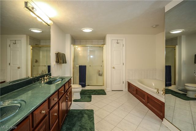 831 Meadowbrook Drive, Aurora, OH 44202