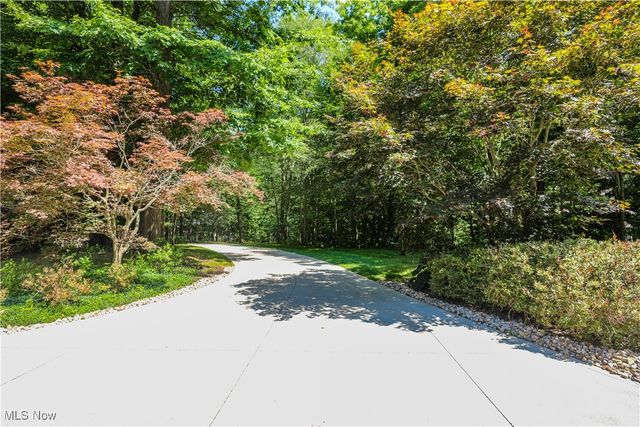 831 Meadowbrook Drive, Aurora, OH 44202