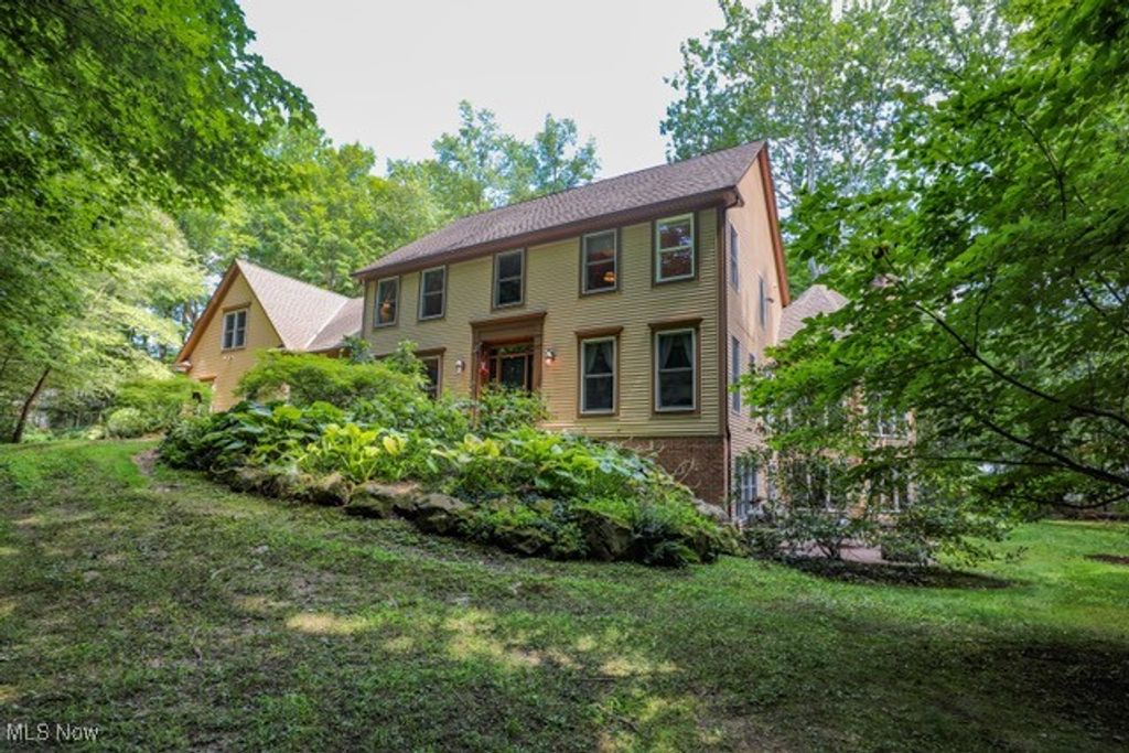 831 Meadowbrook Drive, Aurora, OH 44202