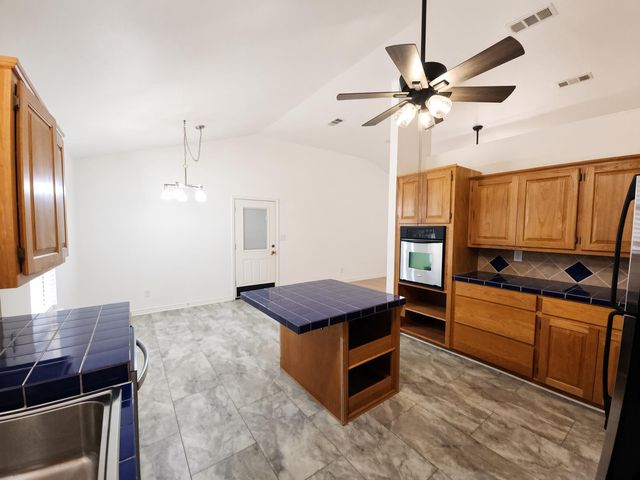 15 Las Flores DR, Wimberley, TX 78676