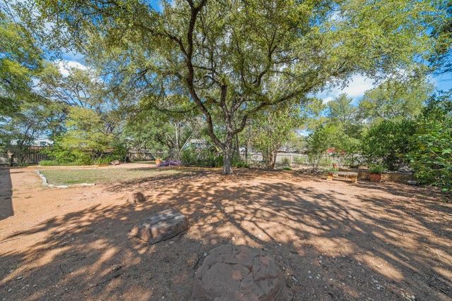15 Las Flores DR, Wimberley, TX 78676