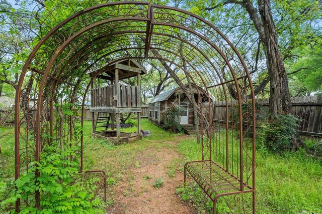 15 Las Flores DR, Wimberley, TX 78676