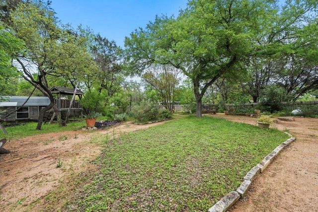 15 Las Flores DR, Wimberley, TX 78676