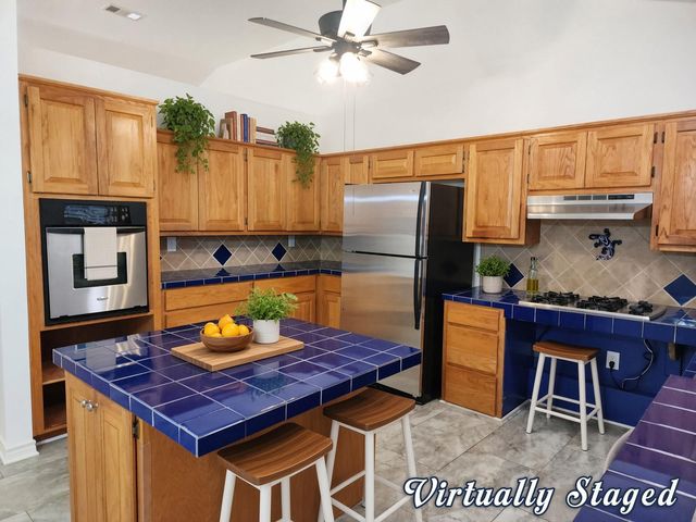15 Las Flores DR, Wimberley, TX 78676