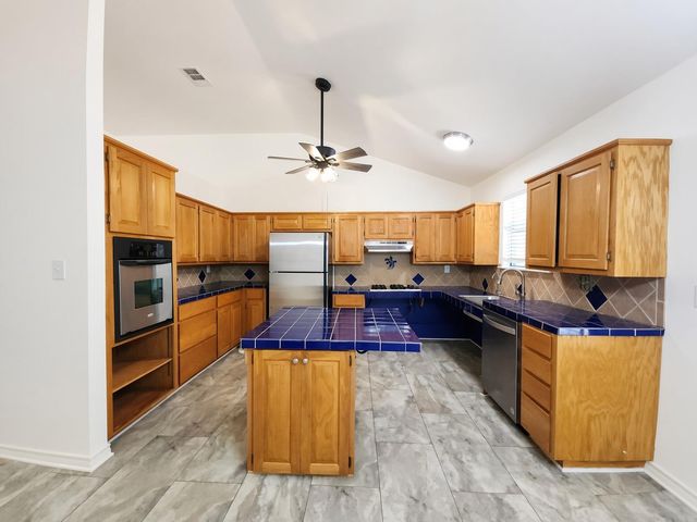 15 Las Flores DR, Wimberley, TX 78676