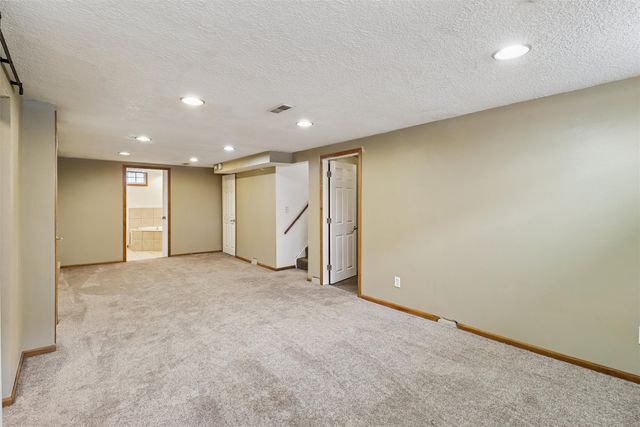 2606 E 39th Street, Des Moines, IA 50317