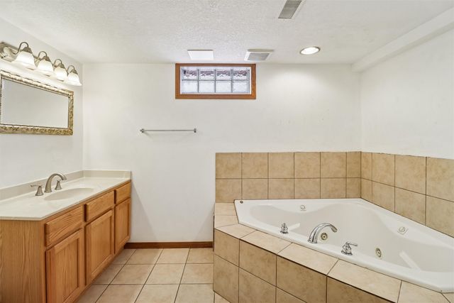 2606 E 39th Street, Des Moines, IA 50317