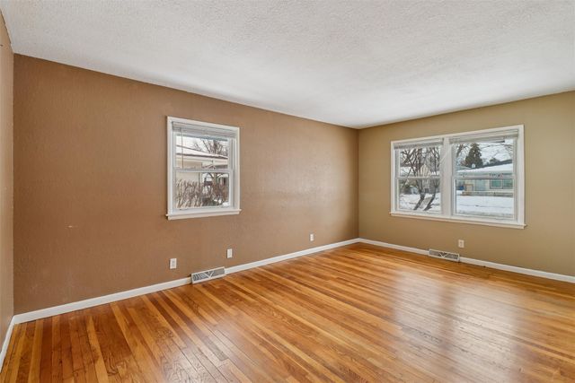 2606 E 39th Street, Des Moines, IA 50317