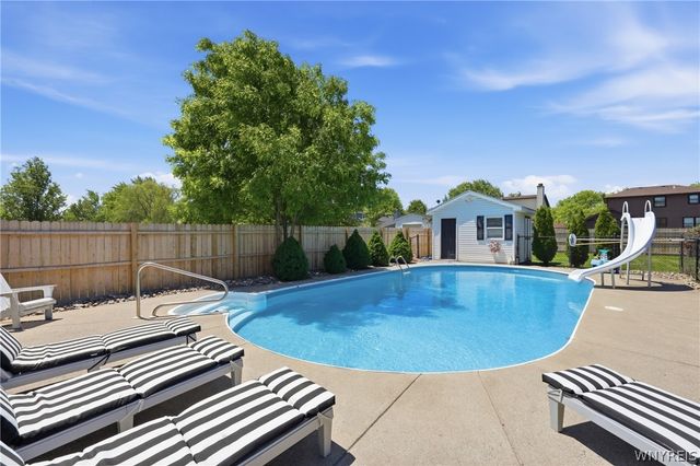 10 Island Park Circle, Grand Island, NY 14072