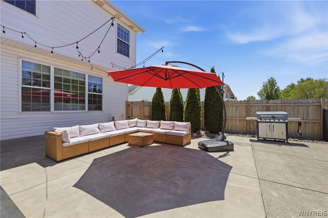 10 Island Park Circle, Grand Island, NY 14072