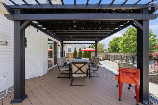 10 Island Park Circle, Grand Island, NY 14072