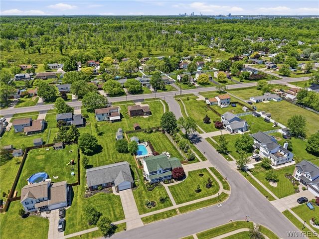 10 Island Park Circle, Grand Island, NY 14072