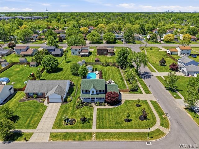 10 Island Park Circle, Grand Island, NY 14072