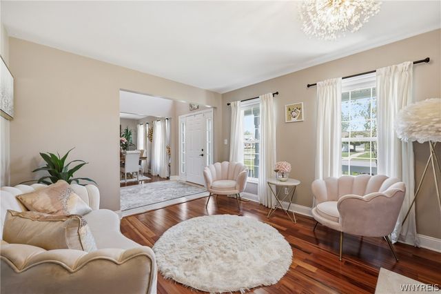 10 Island Park Circle, Grand Island, NY 14072