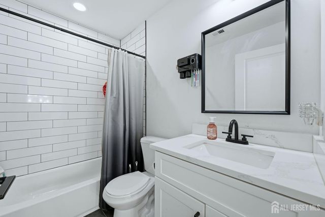 15 Rector Avenue, Woodbridge Proper, NJ 07095