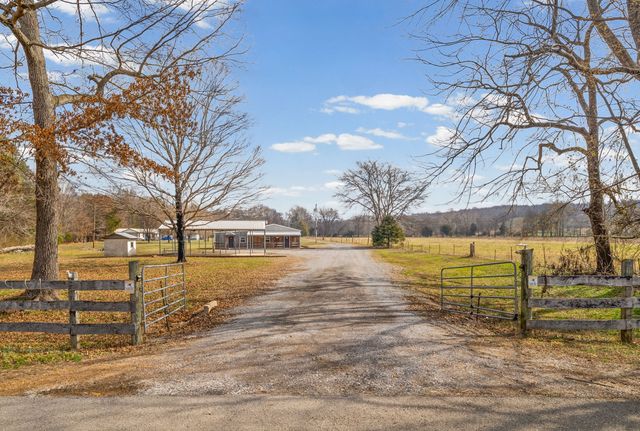 1095 White Oak Rd, Stewart, TN 37175