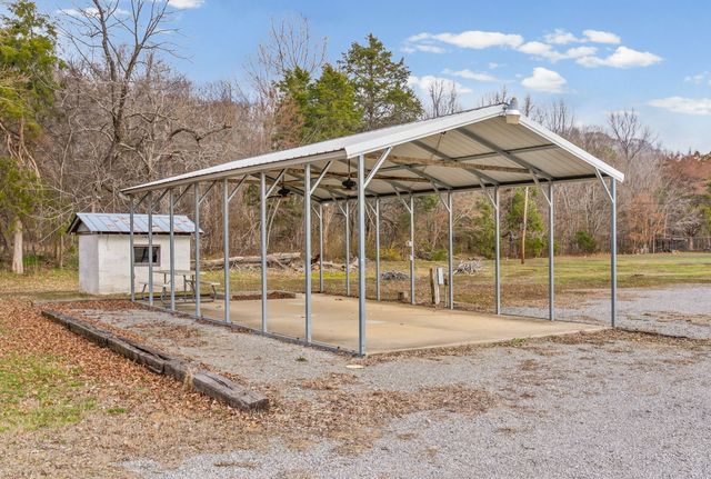 1095 White Oak Rd, Stewart, TN 37175