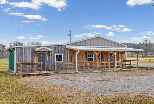 1095 White Oak Rd, Stewart, TN 37175