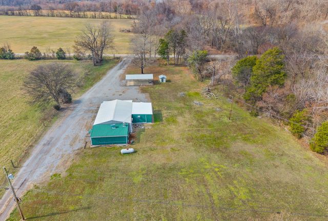 1095 White Oak Rd, Stewart, TN 37175