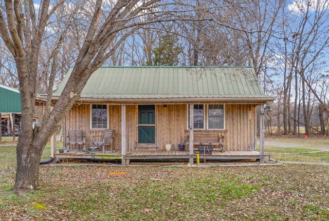 1095 White Oak Rd, Stewart, TN 37175