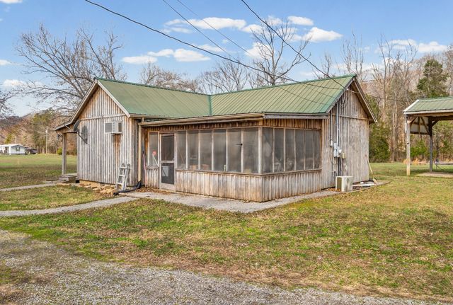 1095 White Oak Rd, Stewart, TN 37175
